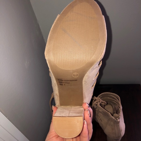 Tan heels - Picture 4 of 6